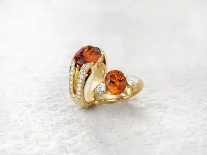 Zwei goldene Ringe mit Diamanten und Edelsteinen